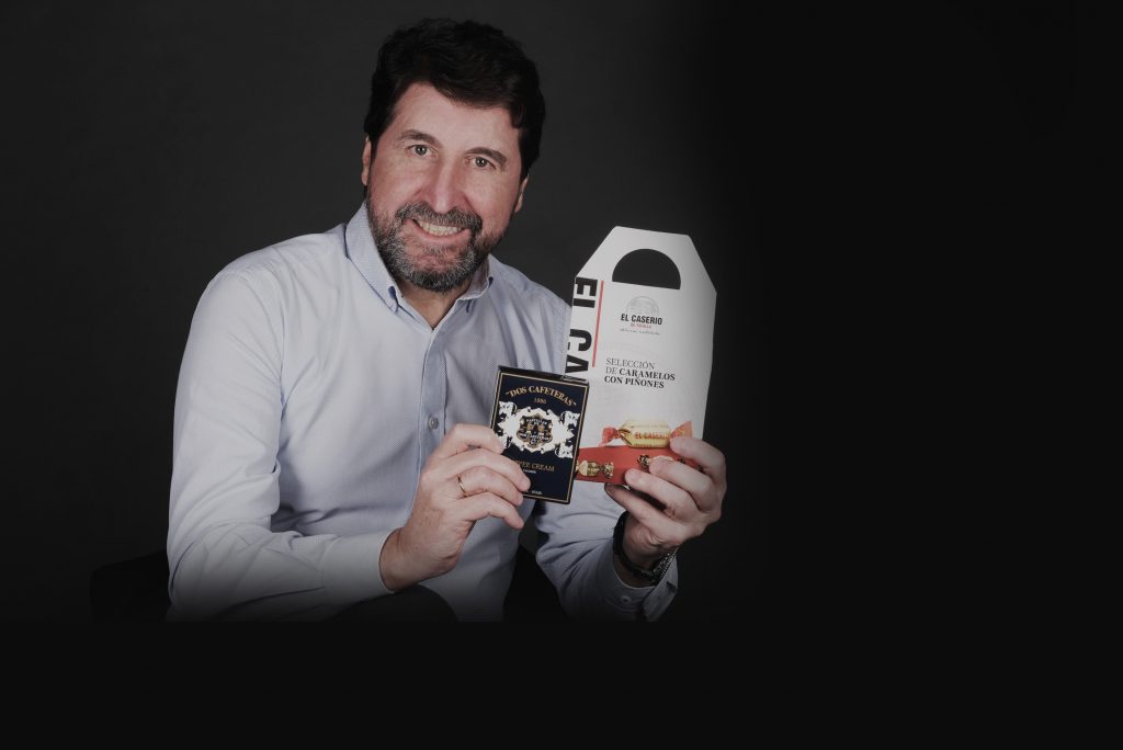 Ramón San Martín con los caramelos de El Caserío y Las Dos Cafeteras