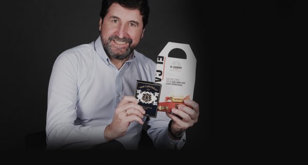 Ramón San Martín con los caramelos de El Caserío y Las Dos Cafeteras